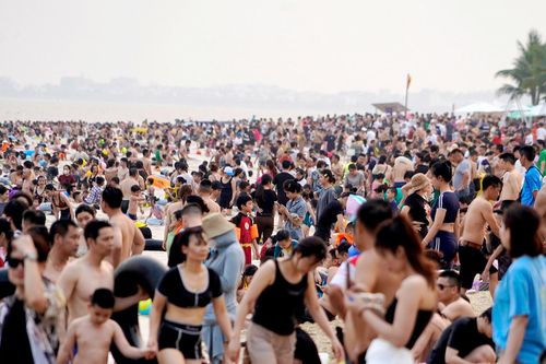 Cảnh 'người chen người, nhích từng centimet' tắm biển, vui chơi dịp nghỉ lễ 30/4