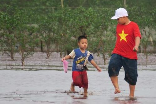 Du khách xắn quần lội bùn từ 4h sáng, săn bình minh 'biển vô cực'