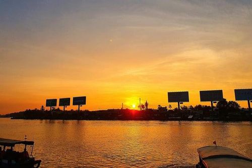 Ngắm bình minh đẹp như tranh vẽ tại bến Ninh Kiều, chợ nổi Cái Răng