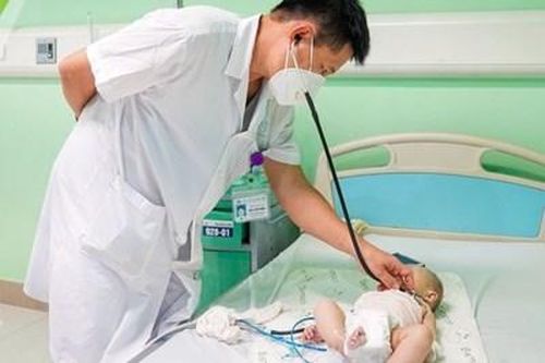 Bé 6 tháng tuổi ngộ độc nặng do uống nhầm vitamin D của người lớn