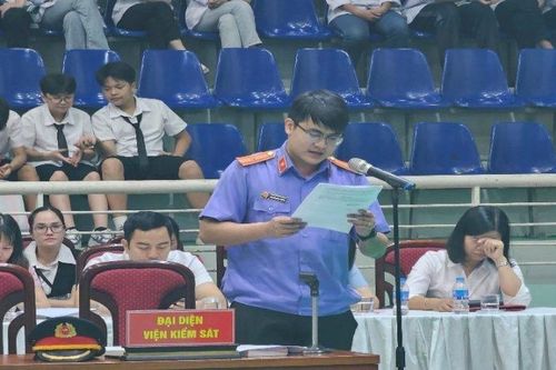 VKSND TP Uông Bí phối hợp tổ chức phiên tòa giả định cho học sinh