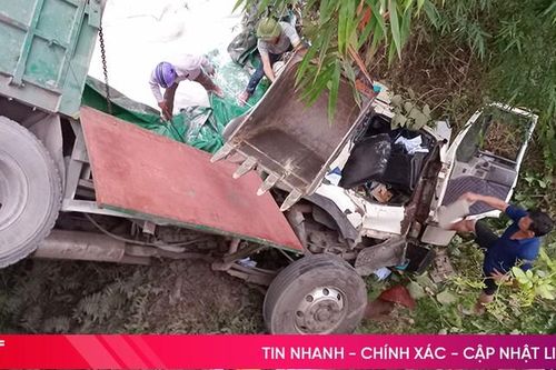 Xe đầu kéo mất lái, lao xuống suối trên quốc lộ 15A