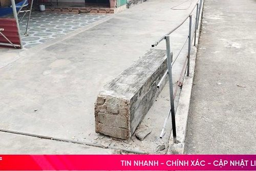 Bị cột cổng đổ đè lên người, 1 bé trai tử vong