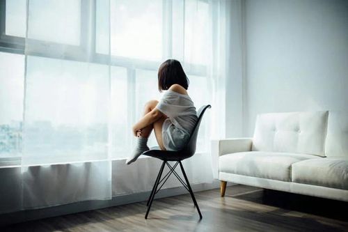 Kỳ lạ cô gái 18 tuổi ở Trung Quốc mắc bệnh 'luyến ái não'