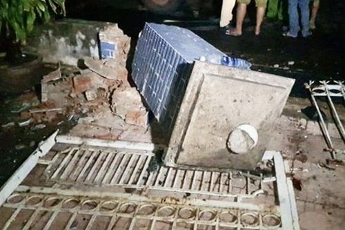 Sập cổng trong lúc nằm võng, bé trai 7 tuổi tử vong