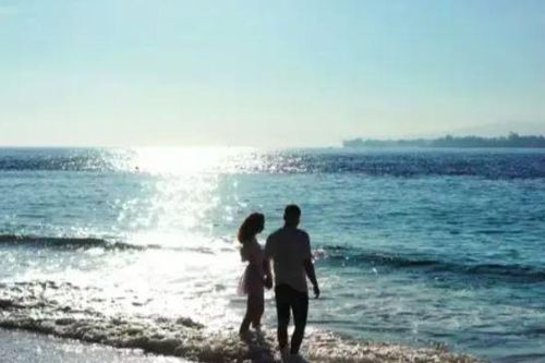 Người phụ nữ khi ngoại tình thường sẽ có 3 biểu hiện khó che giấu này!