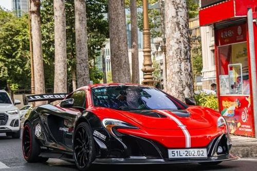 Xe sang, siêu xe tấp nập xuống phố