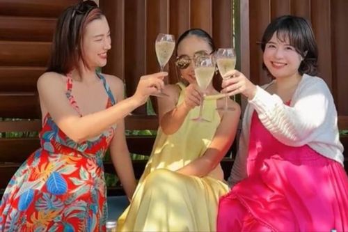 Đăng clip du lịch, MC Hoàng Oanh vô tình để lộ một nữ ca sĩ Vbiz đang mang bầu?