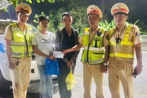 Hỗ trợ 2 anh em công nhân bị đuổi xuống xe trên đèo Hải Vân, bị kẻ gian móc túi lang thang giữa đường.