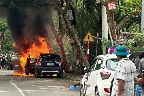 Hà Nội: Xe BMW đang đỗ bên đường bỗng bốc cháy dữ dội