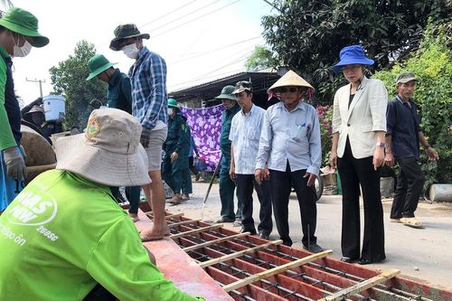 Bí thư Huyện ủy An Phú động viên lực lượng xây dựng cầu tuyến dân cư Bắc Cỏ Lau
