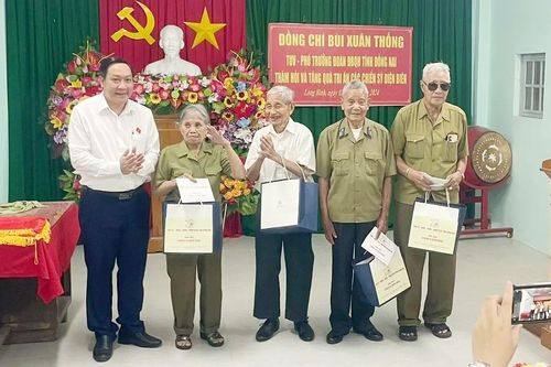 Phó trưởng Đoàn Đại biểu Quốc hội tỉnh Bùi Xuân Thống thăm, tặng quà tri ân chiến sỹ Điện Biên