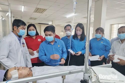 Tổng Liên đoàn Lao động thăm, chia sẻ với công nhân lao động bị tai nạn trong vụ nổ lò hơi