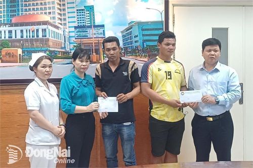 Thăm, hỗ trợ 20 triệu đồng cho gia đình nạn nhân tử vong do tai nạn lao động