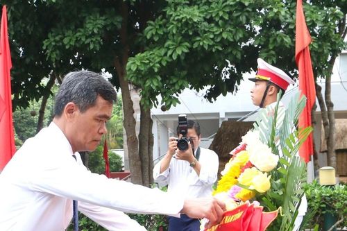 Lãnh đạo tỉnh Gia Lai dâng hoa tưởng niệm Anh hùng Núp