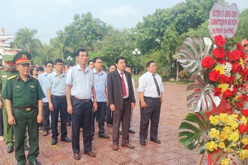 Kbang dâng hương, dâng hoa tưởng nhớ Anh hùng Núp