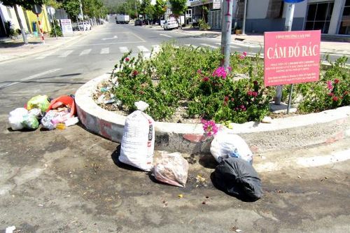 Cấm nhưng vẫn đổ rác