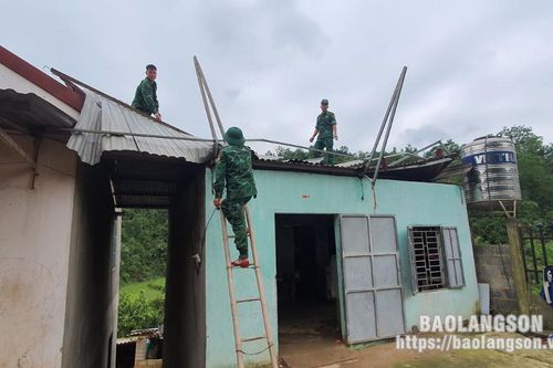 Đồn Biên phòng Bình Nghi hỗ trợ người dân sửa chữa nhà ở sau giông, lốc