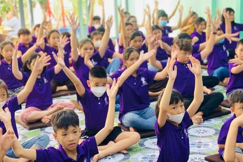 Về chùa học làm người có ích