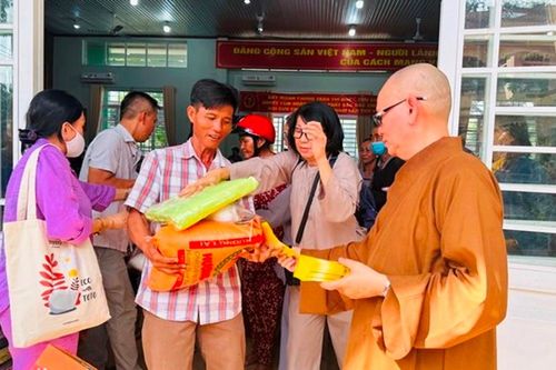 Phật tử thiền viện Vạn Hạnh chia sẻ 150 phần quà đến bà con xã Nhuận Đức, H.Củ Chi