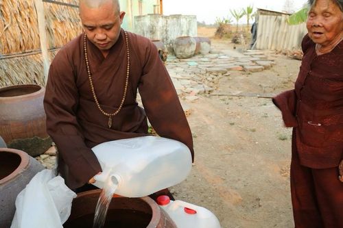 Giúp nhau đi qua những ngày nắng hạn
