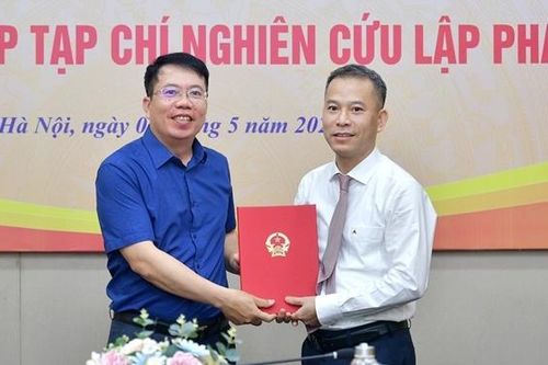Trao quyết định bổ nhiệm Tổng Biên tập Tạp chí Nghiên cứu lập pháp