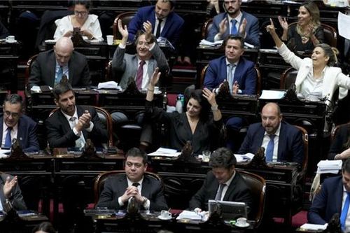 Quốc hội Argentina thông qua dự luật cải cách sâu rộng của tổng thống
