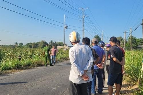 Nam thanh niên tử vong trong vườn thanh long, xe máy đè trên người