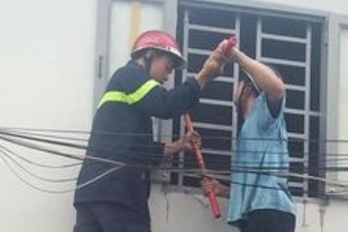 Cắt cửa sổ xông vào khống chế người tâm thần đốt rác cố thủ trong nhà