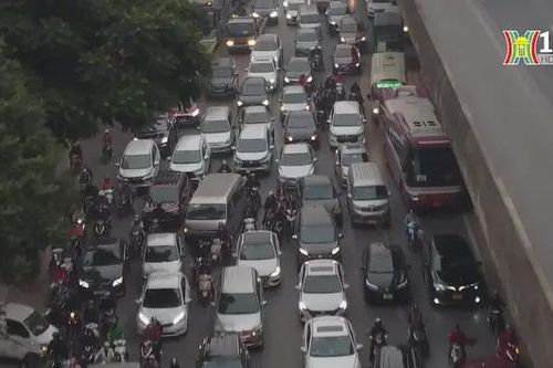 Nhiều tuyến đường Hà Nội tắc cứng ngày trở lại