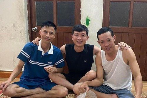2 cán bộ xã cứu du khách bị đuối nước khi tắm biển