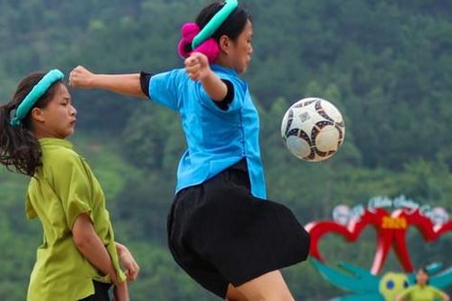 Vũ điệu sân cỏ của các cô gái Sán Chỉ mặc váy đá bóng