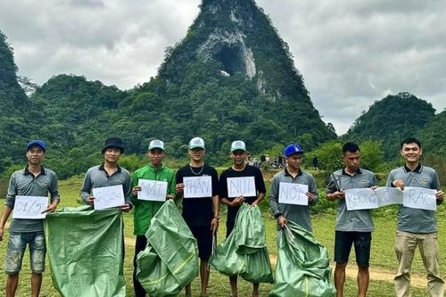 Thu gom rác thải tại khu vực Mắt Thần núi (Trùng Khánh)