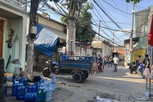 Lật xe ba gác chở nước lọc trong hẻm, phụ xe bị đè tử vong thương tâm