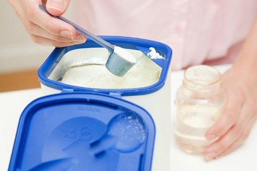 Bà dùng rượu pha sữa, cháu trai 4 tháng tuổi hôn mê