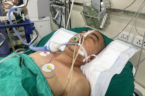 Cha già làm bảo vệ nuôi con trai tai biến, con dâu bị điếc và hai cháu nhỏ