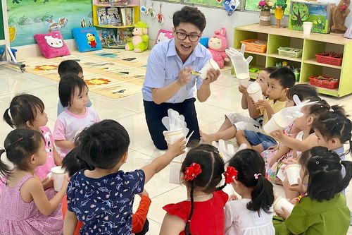 Nhiều nam sinh lỡ ước mơ thầy giáo mầm non vì định kiến 'nghề dành cho nữ giới'