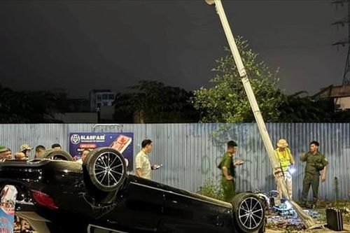 Xe Mercedes nằm 'phơi bụng' sau khi va vào cột điện