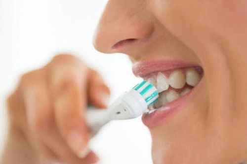 Đánh răng ngay sau ăn sáng: Nhiều người có đang làm sai?