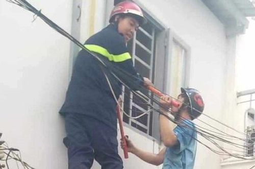 Người đàn ông ở TPHCM nghi tâm thần, đốt nhà rồi cố thủ bên trong