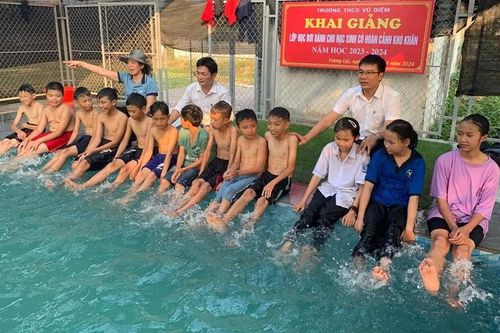 Lớp dạy bơi '0 đồng' cho học sinh nghèo