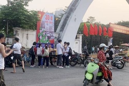 Xe xiên bẩn bủa vây công viên, trường học