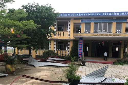 Thừa Thiên - Huế: Giông lốc làm tốc mái, hàng trăm học sinh nghỉ học