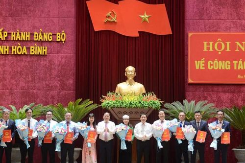 Hòa Bình: Công bố quyết định bổ nhiệm, luân chuyển nhân sự