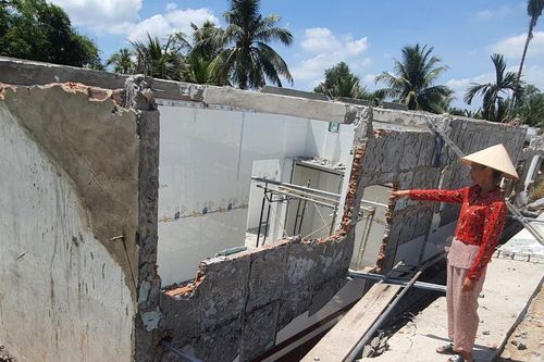Đường, nhà dân tan hoang do sạt lở ở Bạc Liêu