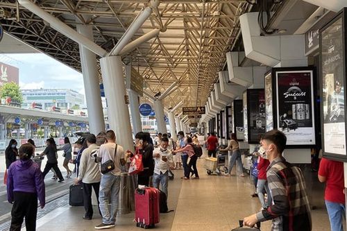 Nghỉ lễ 30/4 khách nội địa tại sân bay Tân Sơn Nhất giảm mạnh
