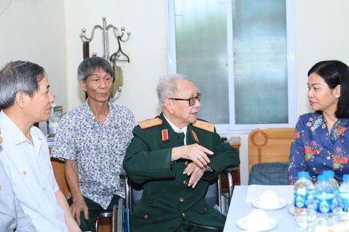 Lãnh đạo TP Hà Nội thăm, tặng quà thân nhân liệt sĩ, chiến sĩ Điện Biên