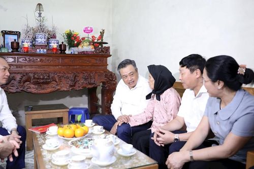Chủ tịch UBND TP Trần Sỹ Thanh thăm thân nhân liệt sĩ, chiến sĩ Điện Biên