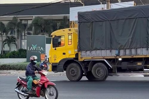 Tai nạn giao thông mới nhất 3/5/2024: va chạm xe tải, nữ công nhân tử vong