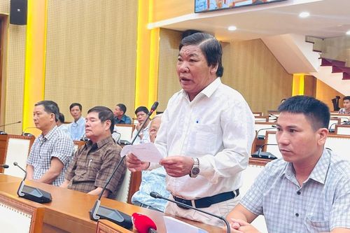 Quảng Ngãi: cửa biển bồi lấp, luồng lạch cạn cản trở tàu thuyền của ngư dân